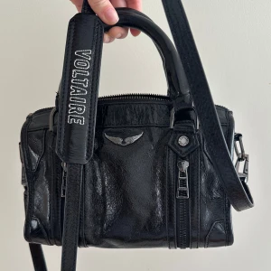 zadig sunny handväska - !! PRISET ÄR INTE 123KR. SÄLJER INTE UNDER 2000kr!! Kollar intresset på min zadig sunny väska! Köpt på zalando för cirka 5 tusen. Jättefint skick, inga skavanker eller liknande. Finns kvitto att visa upp. Säljer pga rensning 🫶🏼