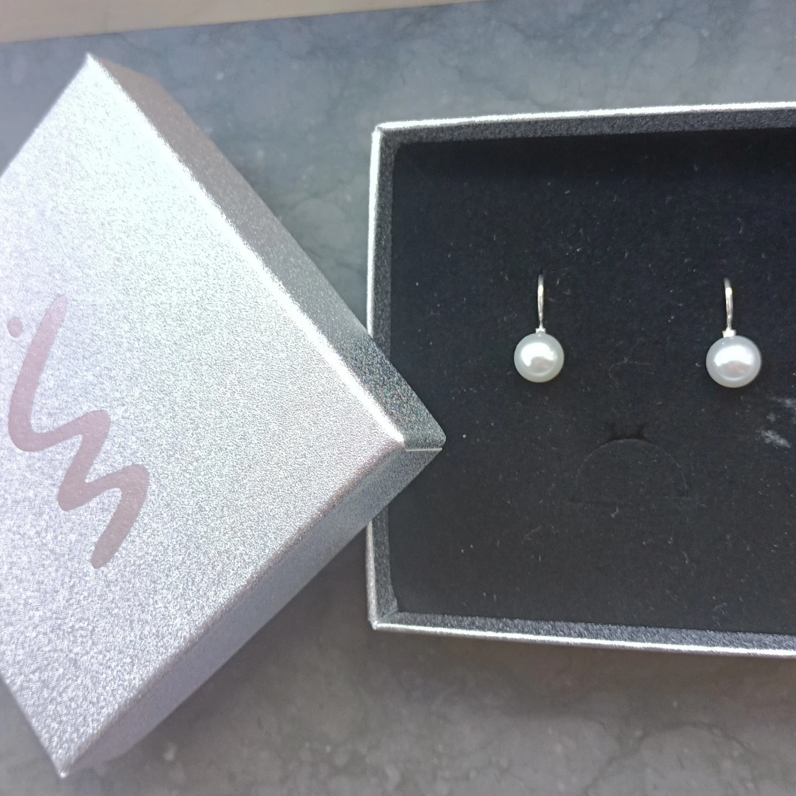 Silverörhängen med pärlor