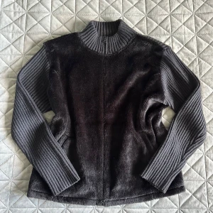 00s zip up - Svart zip up med päls och ribbade ärmar. Står XL men skulle säga att den är M/L.