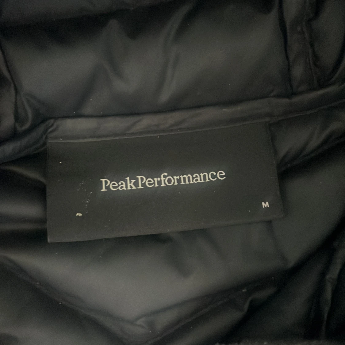 Svart dunjacka med huva från Peak Performance - 1