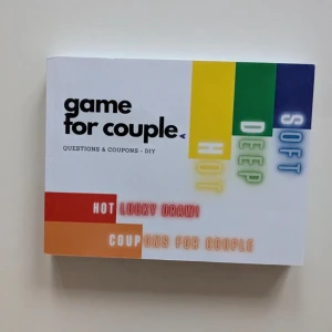 Game for Couple: Questions & Coupons - DIY - En kreativ bok för par med över 400 frågor i tre kategorier (hot, deep, soft) och 126 kärlekskuponger. Perfekt för att lära känna varandra bättre och skapa roliga, djupa samtal och minnesvärda stunder tillsammans.
