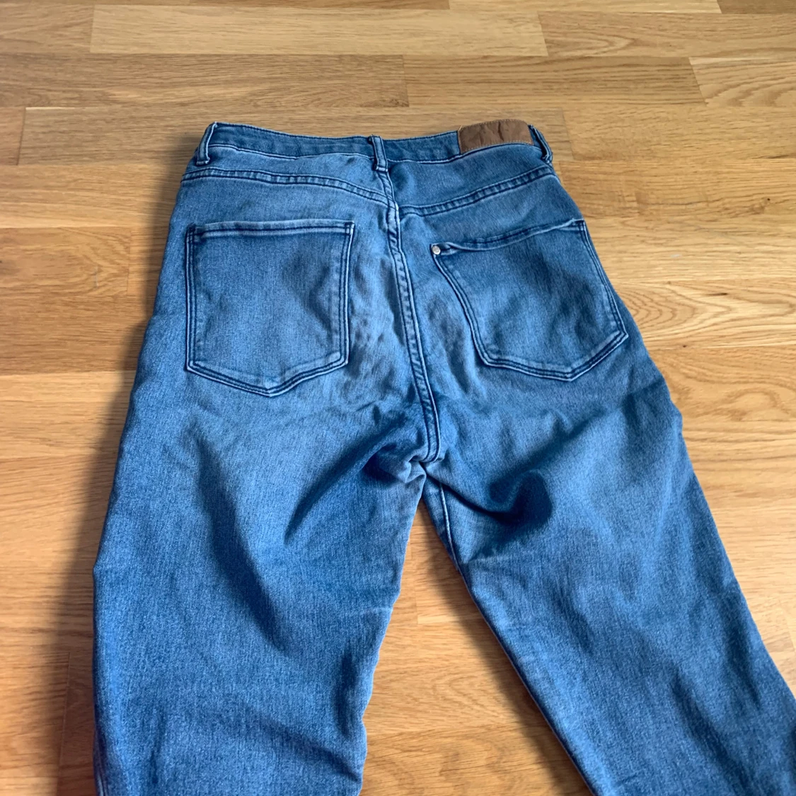 Blå jeans med rak passform - 1