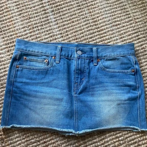 Kort jeanskjol  - Kort jeanskjol från Levi’s, super söt och bara använd en gång, 29 i midjan