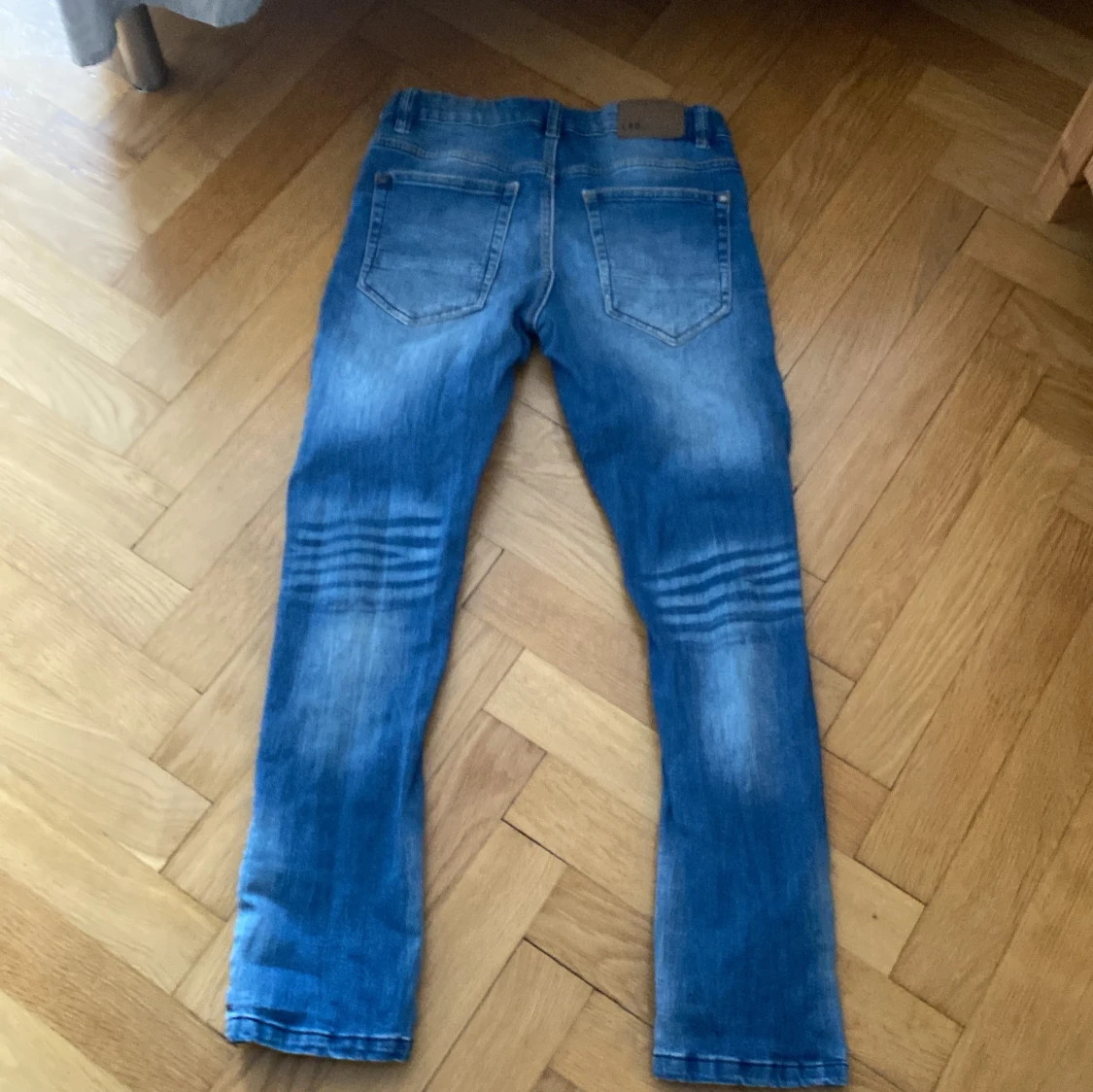 Blå slitna jeans med hål ,storlek 146 - 1