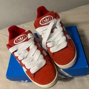 Adidas Campus 00 Röd Red 42 - Säljer dessa helt nya Adidas Campus 00 Red i storlek 42 . Skriv vid frågor eller funderingar 😎;D