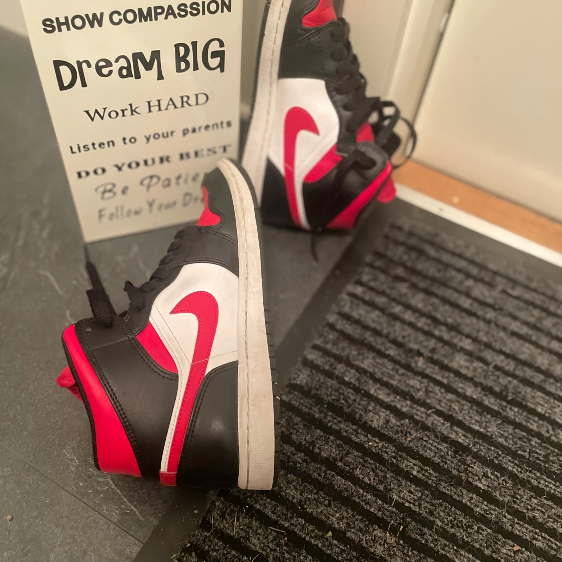 Nike Air Jordans svart, röd och vit - 2