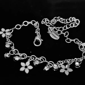 Vristlänk med strass från Montini! - Silverfärgad vristlänk med blommor och strass från Montini! Längd: 20 cm (+8). Nickefritt. Oanvänd.