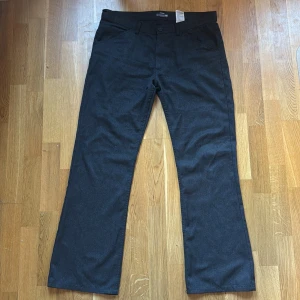 Svarta kostymbyxor från H&M - Klassiska svarta/mörkgrå kostymbyxor från H&M. Midwaist med rak passform. Riktigt snygga och välanvända (dock fortfarande i bra skick) men jag säljer då de blivit för stora :(