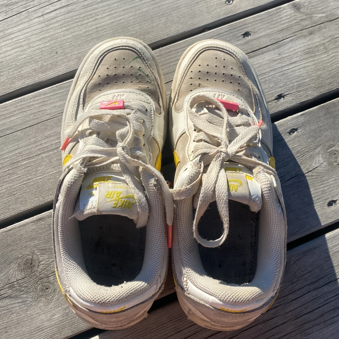 Nike Air Force 1 med gula och rosa detaljer - 4