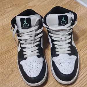Nike Air Jordans svartvita med mintgrön - Säljer ett par jordans som är svart vita med mintgrön. Jag har andvänt de i en till två månader. De är i mycket bra skick och är perfect för dig som gillar streetwear. De är både för man och kvinna alltså unisex. De är creased och har ställen som har smuts men de går bort med lite vatten men dem är fortfarande sköna och ser snygga ut.