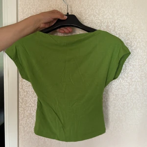 Grön  topp med djup rygg - Grön topp med cut out i ryggen 💕💕