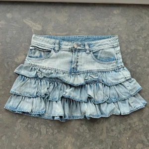Miniskirt  - Så snygg jeans kjol som tyvärr inte passar mig och har därför ingen bild på! Midjemått tvärsöver: 40cm Längd: 34cm💕