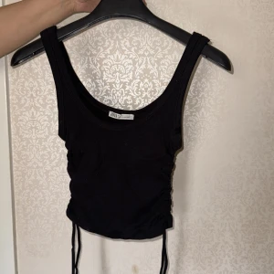 Svart topp från Zara - Svart topp med snörning på sidan 💕💕