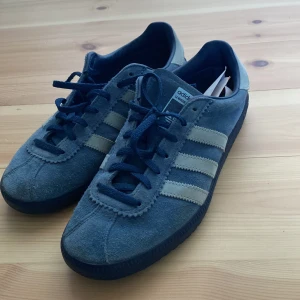 Adidas skor  - Snygga blå adidasskor. De är använda ett par gånger. Inga hål eller skador på skorna. 8/10✅