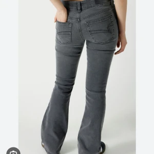 Grå jeans från junkyard - Snygga grå bootcut jeans. Dem är i jätte bra skick och knappt använda.