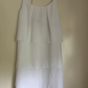 Vit klänning  - Jätte fin klänning med volang. Den har små defekter i form av sminkfläckar, går säkert att ta bort men har inte provat. Annars i fint skick. Perfekt till skolavslutning, midsommar. Är i storlek 38. Pris går att diskutera 🤗 Hör av dig vid frågor! 