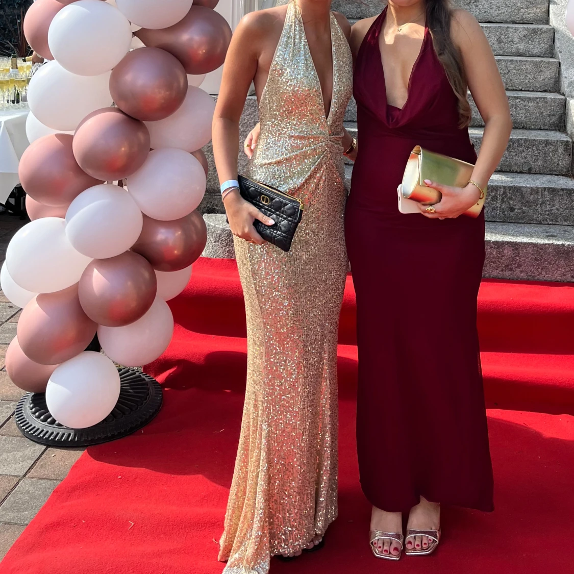 Glittrig långklänning med djup v-ringning