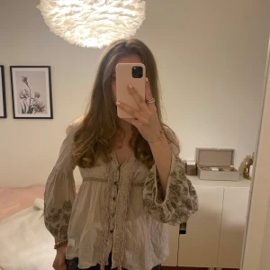 Beige blus från Odd Molly  - Säljer denna fina, beiga blusen från Odd Molly. Det står ingen storlek i blusen men jag skulle säga att den är i storlek xs-s.💕