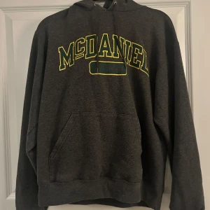 Hoodie från Champion collab med Mcdaniel - Säljer en mörkgrå hoodie från Champions collab med Mcdaniel. Väl använd men ändå bra skick förutom lite noppror 