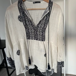 Blus Zara - Säljer min supersöta blå vita blus i storlek S aldrig använd 