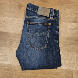 Jeans Nudie, W30 L34 - Säljer dessa snygga mörkblåa Nudie eans storleken W30 L34. Hör av er vid fler bilder eller frågor. Modell: Tight long john