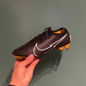 Nike Mercurial Vapor 13 FG - Storlek 40, väldigt bra skick, pris kan diskuteras vid snabbaffär 