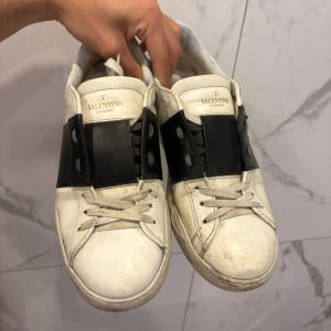 Valentino opens - Säljer mina valentino opens som är för små för mig | skick 8/10 ser ganska smutsiga ut på bilden men är enkla att tvätta | perfekta nu till sommar | storlek 41,5 men passar även 42 