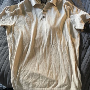 Beige pikétröja från Massimo Dutti - Säljer en stilren beige pikétröja från Massimo Dutti. Aldrig använd och skick 10/10, nypris 600-700 kr men säljer för 159kr. Perfekt till sommaren 