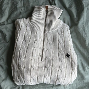 Morris tröja  - Säljer min Morris tröja då den har blivit för stor för mig! Finns inga tecken på användning och den är i nyskick! 