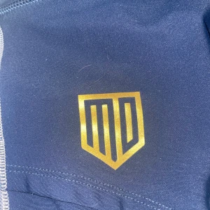 Marinblå ridleggings från Maya Delorez - Säljer ett par marinblå ridleggings från Maya Delorez med hög midja och silikongrepp på insidan av benen. Byxorna har guldfärgad logga och är tillverkade i stretchigt syntetmaterial som passar perfekt för ridning.Super bra skick och i storlek 2XS. De är köpta 2024 för ungefär 700 om ja minns rätt. 