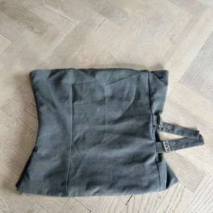 Topp från Zara med bältesdetaljer - Perfekt topp för dig som passar till mer festligare tillfällen💗