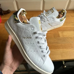 Adidas x Bape collab  - Ett par riktigt schyssta sneakers från en Adidas X Bape collab . Storlek 44. Nyskick, använda en gång pga fel storlek. Allt og kommer med. köp för endast 1299kr🤝