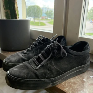 Arigato skor - Säljer mina axel arigato skor, storlek 44. Haft den länge! Även köpt i butik. 
