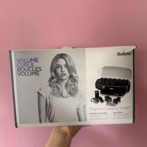 BaByliss Thermo-Ceramic Rollers - Ett set med thermo-keramiska värmespolar från BaByliss för att skapa volym och lockar. Innehåller flera svarta spolar i olika storlekar samt klämmor. Kommer i en svart och transparent förvaringsbox.