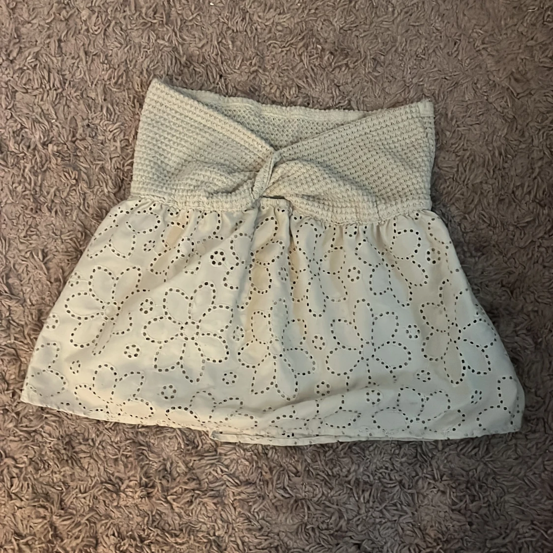 Vit kortkjol med broderade blommor och virkad midja