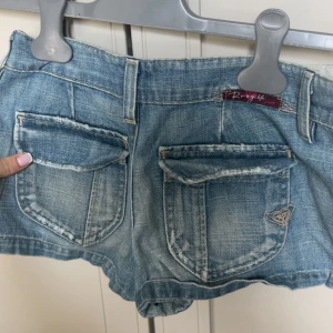 Jätte snygga 2000s shorts - Super fina low wasted 2000s shorts💕💕älllsskar