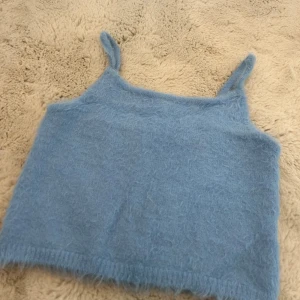Ljusblå stickad linnetopp - Supermjuk och fluffig ljusblå stickad linnetopp från new yorker. Toppen har smala axelband och är perfekt för lager-på-lager eller sommarens varma dagar. Enkel och stilren design som är lätt att matcha. Köparen står för frakt och priset går alltid att diskutera🩷