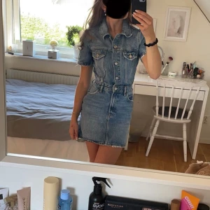 Jeansklänning från Zara - Snygg jeansklänning med korta ärmar och knappar framtill. Klänningen är i jätte bra skick och perfekt till sommaren. Den passar mig perfekt som har storlek Xs. Kontakta för frågor!