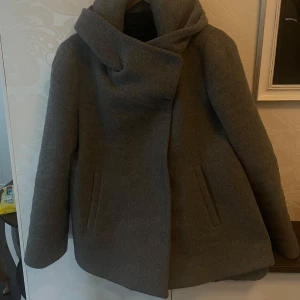Grå kort kappa - Jättesöt grå kort kappa från Zara med en luva