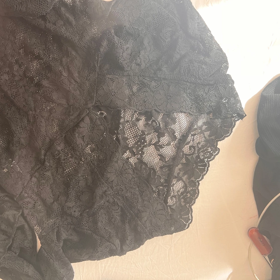 Svart spetsblus med v-ringning - 3