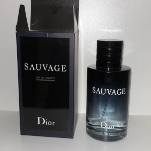Dior sauvage EDT - Äkta Dior Sauvage EDT 100 ml. Endast testat några gånger så i princip hela flaskan kvar