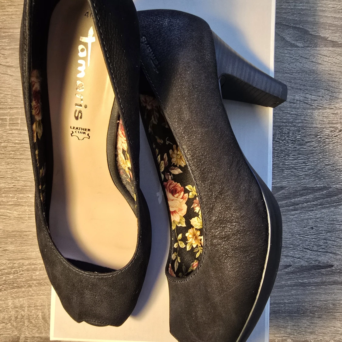 Svarta pumps med blommigt foder från Tamaris - 1