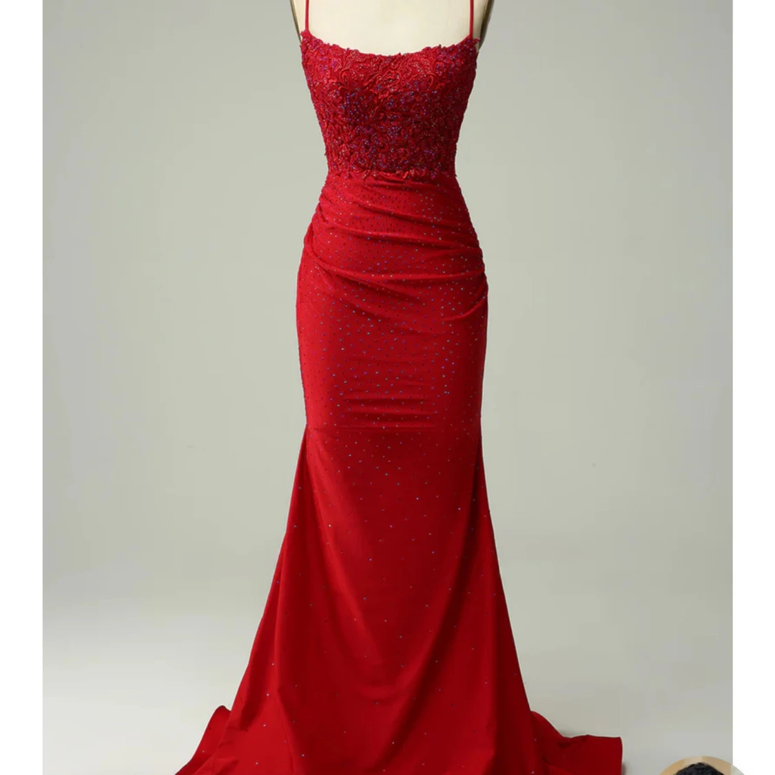 Röd långklänning med öppen rygg