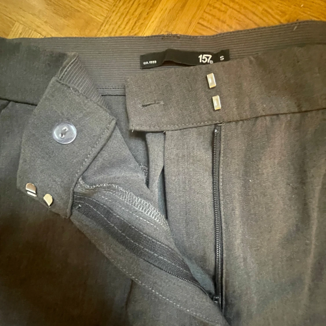 Mörkgrå kostymbyxor med dragkedja