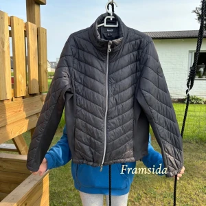 Svart quiltad jacka från Horze - Säljer en svart quiltad jacka från Horze med dragkedja framtill och hög krage. Jackan har ett stilrent mönster med snedställda sömmar och är perfekt för kyligare dagar. Enkel och snygg design som passar till mycket.