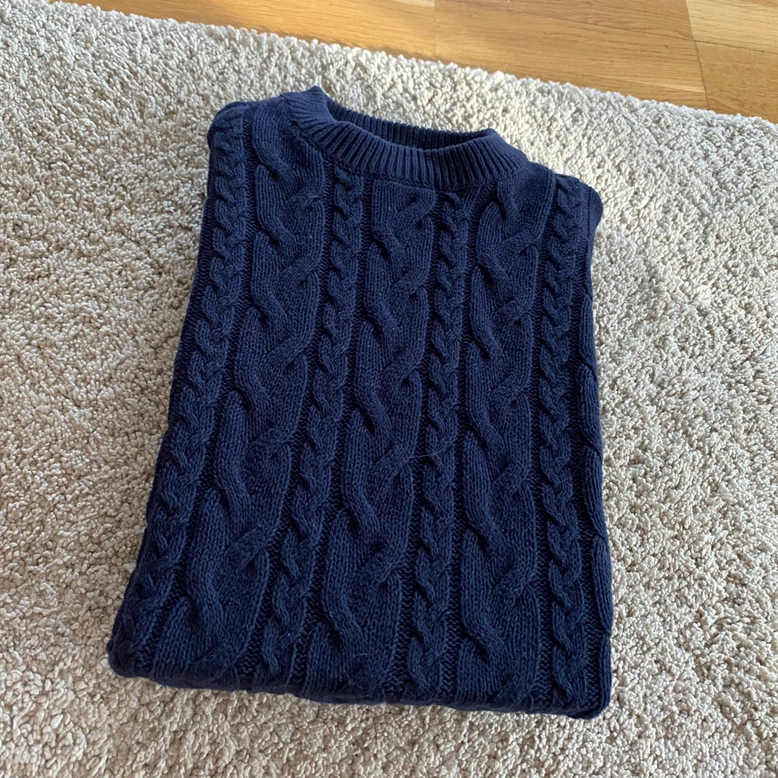 Mörkblå kabelstickad tröja