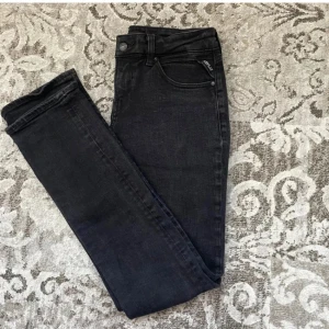 Svarta Replay jeans - Säljer ett par svarta Replay jeans i storlek 28/32. . Perfekta till vardags och enkla att matcha med olika stilar.