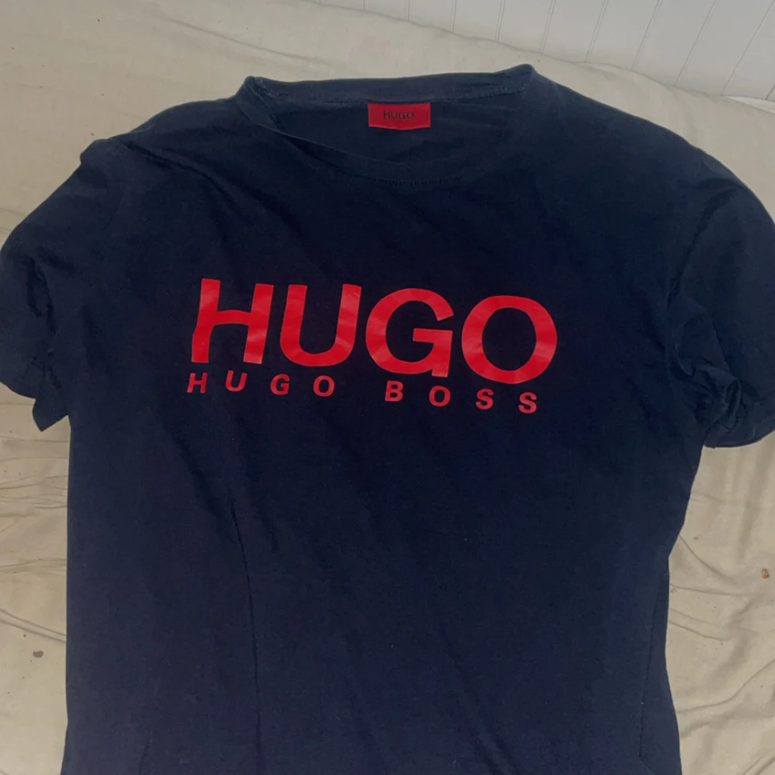 t-shirt från Hugo Boss med röd logga