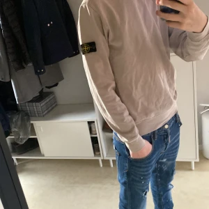 Stone island tröja  - 🤎Säljer en perfekt stone island tröja i perfekt skick🤎Priset är ej fast skriv vid minsta lilla fråga som ny inga defekter🤎 passar runt 180                    🤎Nypris 2999🤎Mitt pris 900🤎Detta är ett kap🤎