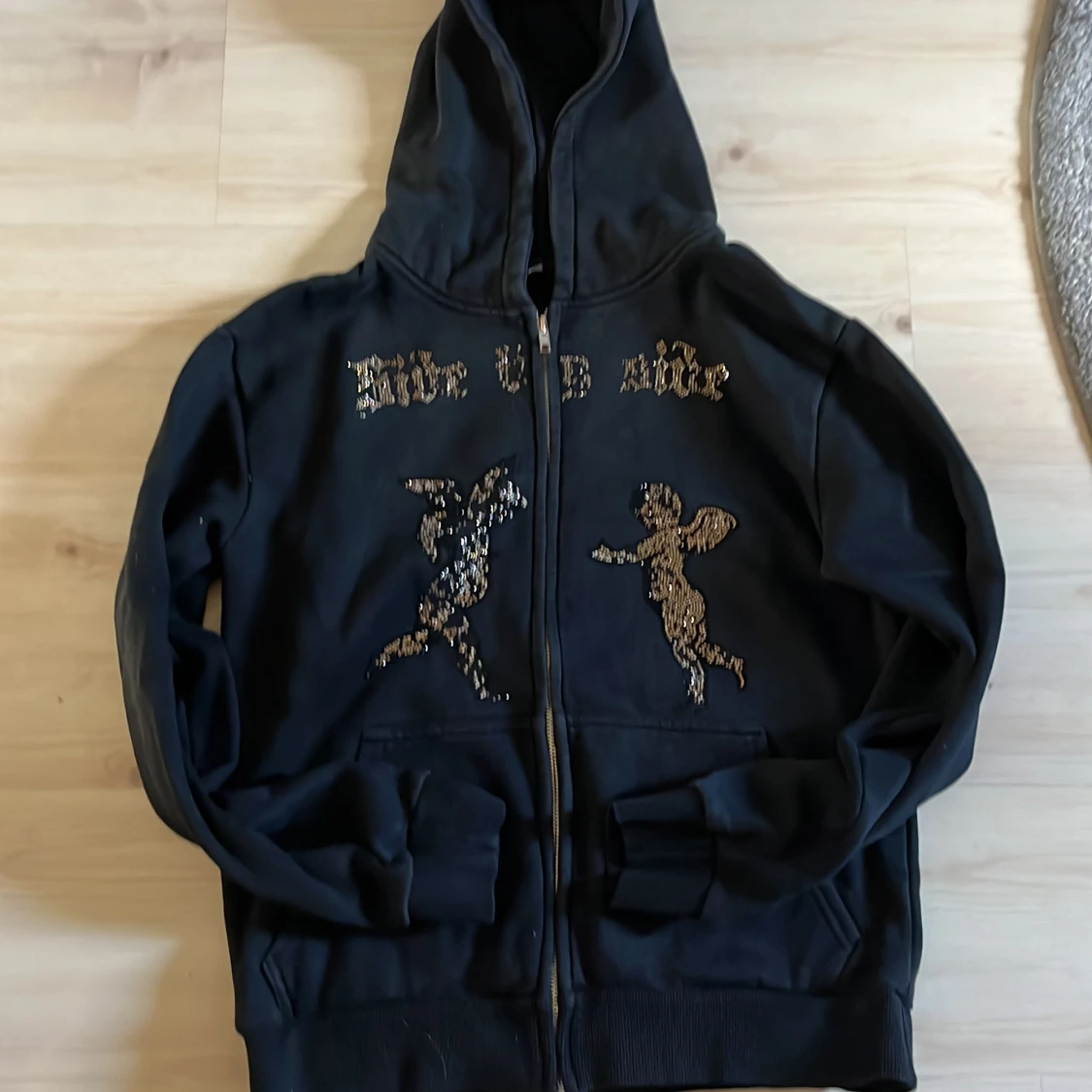Svart hoodie från Side By Side